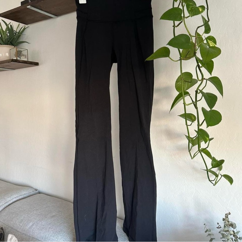 Lululemon flared leggings / yoga pants in Size 4